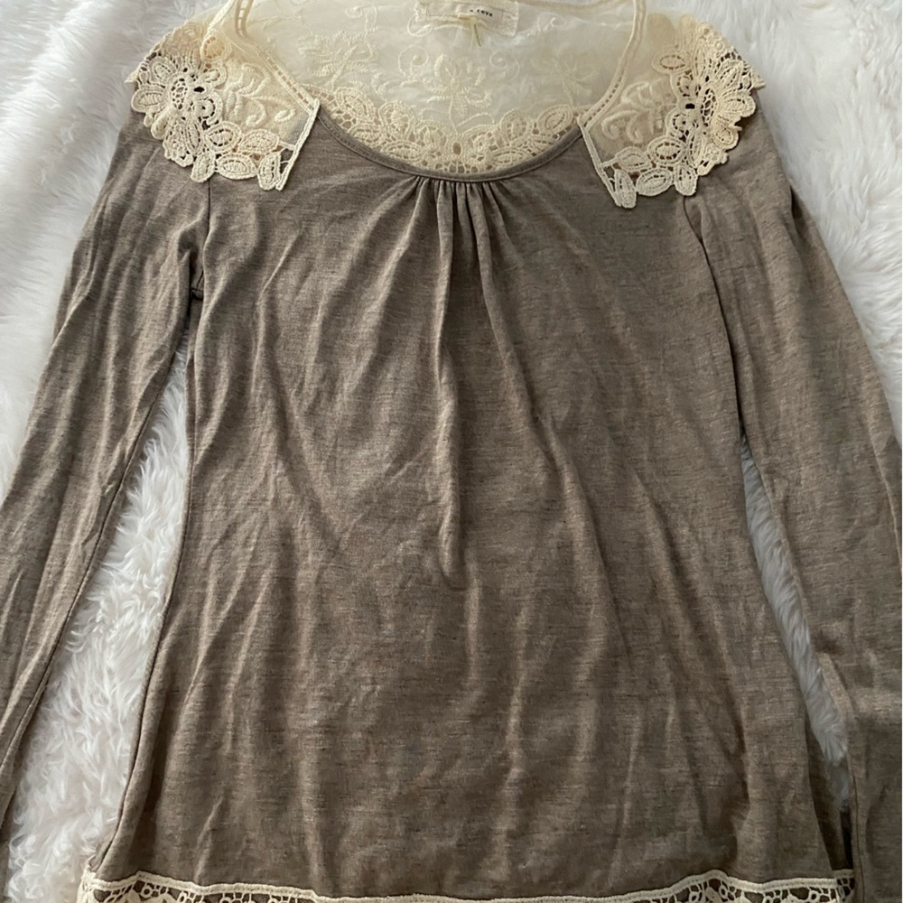 Beautiful fitted shirt with lace trim and detail